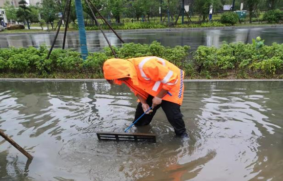 管网事业部起劲应对强降雨 全力以赴保清静